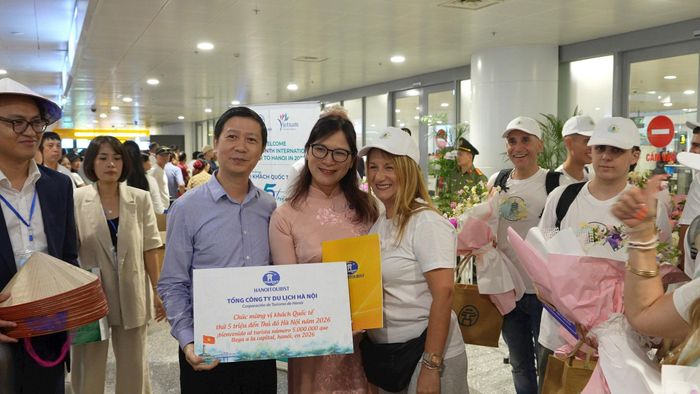 Tổng Công ty Du lịch Hà Nội (Hanoitourist) tặng quà cho vị khách quốc tế thứ 5 triệu.