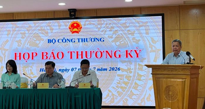 Ông Bùi Quốc Hùng, Phó Cục trưởng Cục Điện lực trao đổi tại họp báo. Ảnh: Lam Giang