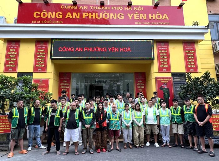Các đối tượng có quốc tịch nước ngoài hoạt động có dấu hiệu vi phạm pháp luật tại lãnh thổ Việt Nam được đưa về trụ sở Công an phường Yên Hòa để làm việc, phục vụ công tác xác minh, điều tra. Ảnh: Công an phường Yên Hòa