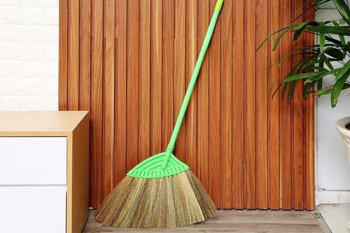 Nhiều gia đình có thói quen để chổi quét nhà hai bên cửa ra vào mà không hề hay biết mình đã phạm phải đại kị phong thủy.