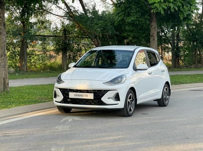 Giá xe Hyundai Grand i10 niêm yết chính hãng từ 360 đến 455 triệu đồng tùy phiên bản.