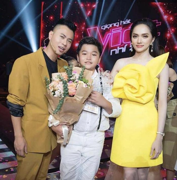 Nguyễn Đoàn Chấn Quốc được bộ đôi ca sĩ Hương Giang - nhạc sĩ Dương Cầm dẫn dắt và giành Á quân “Giọng hát Việt nhí 2019”.