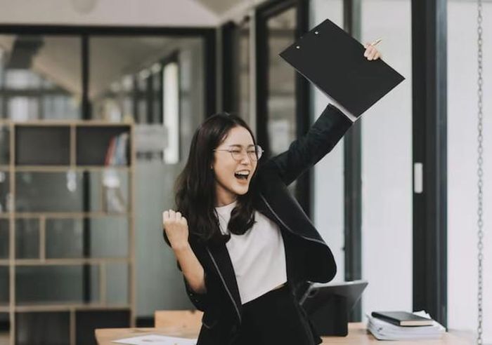 Bên cạnh sự chăm chỉ, Ma Kết còn rất cầu tiến. Họ sẵn sàng lắng nghe góp ý, học hỏi từ người khác để hoàn thiện bản thân. Ảnh minh họa