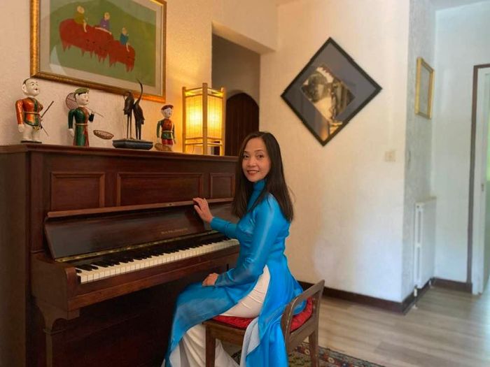 Hiện tại, chị đang tận hưởng cuộc sống bình yên, tự tại bên chồng và 3 người con trong một ngôi nhà vườn rộng 4.000m2 tại thành phố Amboise. Hàng ngày, Lê Vi dành nhiều thời gian để đọc sách, làm vườn, thể thao, thư giãn với âm nhạc... Thời gian gần đây, nữ nghệ sĩ thu hút sự chú ý khi chia sẻ nhiều hình ảnh về ngôi nhà tràn ngập hoa cỏ không khác gì khu vườn trong các câu chuyện cổ tích.