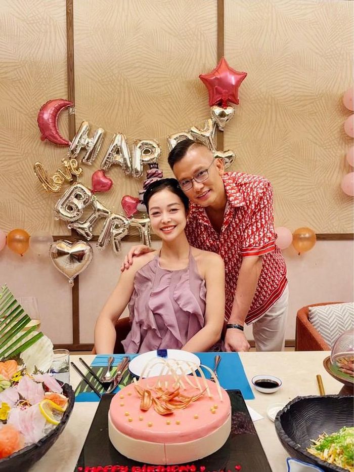 Từ khi tái hôn với chồng đại gia, Jennifer Phạm vẫn được Đức Hải tạo mọi điều kiện để theo đuổi đam mê. Cô còn được bạn đời chia sẻ việc nhà cửa. Trải qua hơn 1 thập kỷ gắn bó, Jennifer Phạm đã sinh cho chồng 2 cô con gái và 1 cậu con trai. Tổ ấm đông thành viên nhưng cô cảm thấy rất thoải mái khi nhận được sự quan tâm, thương yêu và trợ giúp nhiều thứ từ ông xã và gia đình chồng.