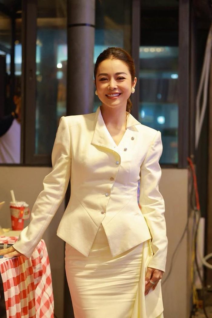 Trước đó, trong sinh nhật tuổi tròn 40, cô tâm sự: "Tưởng như mới hôm qua mình còn là cô gái tuổi đôi mươi, vậy mà nay đã chạm ngưỡng tứ tuần. Không còn là tuổi mộng mơ, nhưng là thời điểm mình sống trọn với chính mình – hiểu rõ điều mình muốn, trân quý điều mình có và sẵn sàng cho những điều tuyệt vời phía trước".