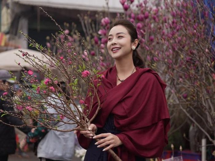 Năm ngoái, hoa hậu châu Á tại Mỹ 2006 còn trải lòng tuổi 40 không phải là “trẻ mãi không già”, mà là trưởng thành một cách quyến rũ, tự tin một cách điềm tĩnh, hạnh phúc một cách chọn lọc và sống trọn từng khoảnh khắc với lòng biết ơn. Cuối cùng người đẹp dành lời cảm ơn những trải nghiệm đã qua, những người đã đi ngang đời mình. Jennifer Phạm cảm ơn chính bản thân đã không ngừng nỗ lực, không ngừng yêu thương và không ngừng đẹp lên mỗi ngày.