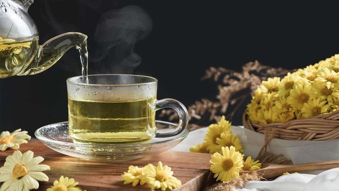 Trà dưỡng gan hoa cúc thích hợp với người thường xuyên sử dụng máy tính, thức khuya hoặc có biểu hiện nóng trong.