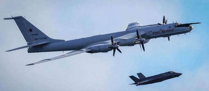 Máy bay Tu-142 thả phao sonar gần nhóm tác chiến tàu sân bay của Anh. (Nguồn: NL)