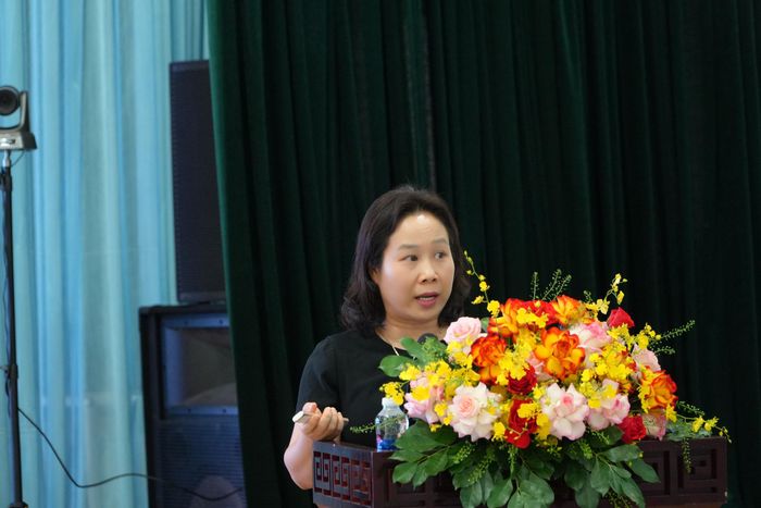 Phó Hiệu trưởng Trưởng Đại học Y Hà Nội Hồ Thị Kim Thanh báo cáo tại hội nghị.