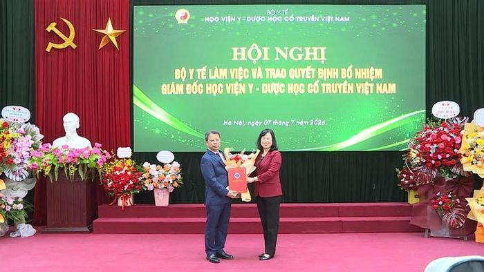 Ủy viên Trung ương Đảng, Bộ trưởng Bộ Y tế Đào Hồng Lan dự, trao quyết định bổ nhiệm Giám đốc Học viện Y - Dược học cổ truyền Việt Nam.