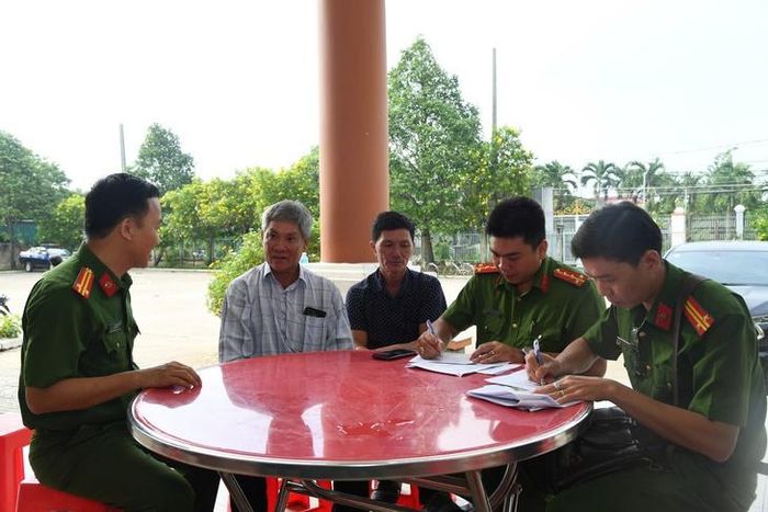 Lực lượng chức năng hỗ trợ gia đình hoàn thiện hồ sơ, xác thực thông tin trước khi lấy mẫu ADN thân nhân liệt sĩ. Ảnh: Báo QK7.