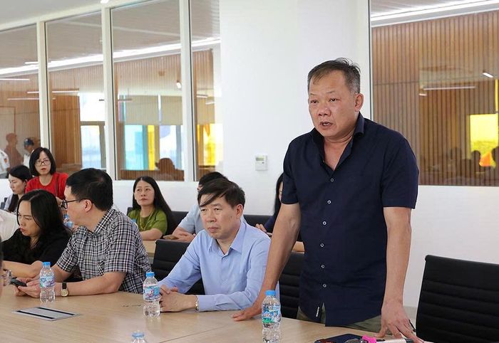 TS.BS Dương Đức Hùng - Giám đốc Bệnh viện Hữu nghị Việt Đức báo cáo tại buổi làm việc.