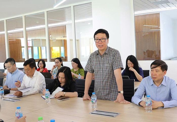 Ông Hoàng Cương - Phó Giám đốc Phụ trách điều hành Ban Quản lý Dự án Công trình y tế báo cáo.