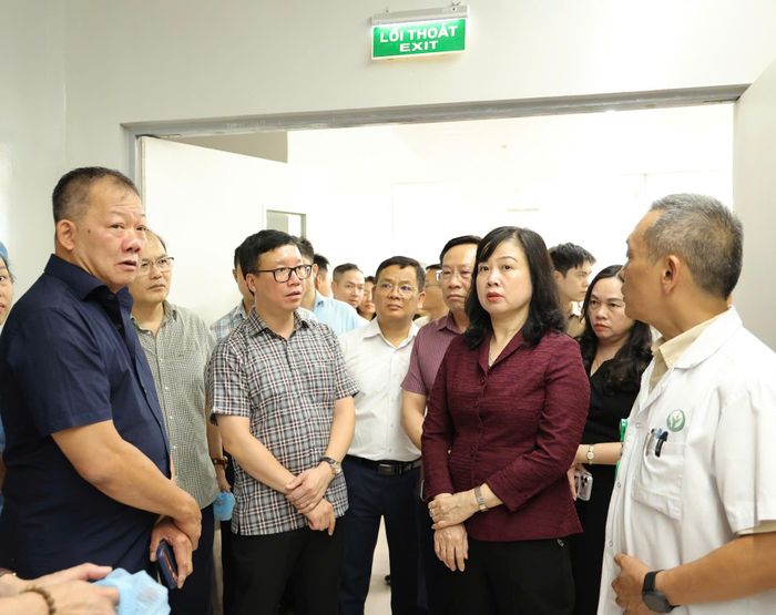Bộ trưởng Đào Hồng Lan nghe báo cáo phương án đón tiếp, phân luồng bệnh nhân.