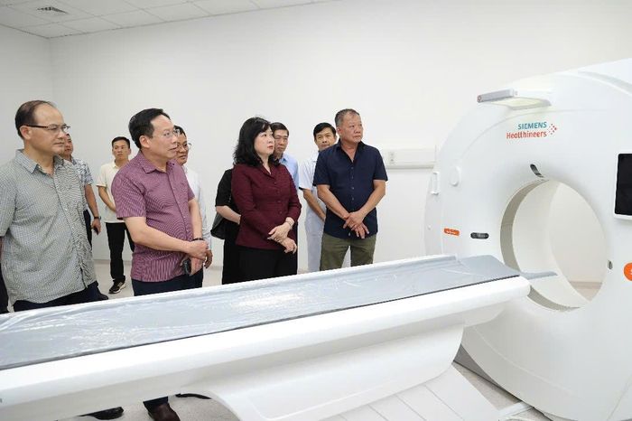 Bộ trưởng Đào Hồng Lan và Thứ trưởng Lê Đức Luận kiểm tra thiết bị phục vụ khám chữa bệnh.