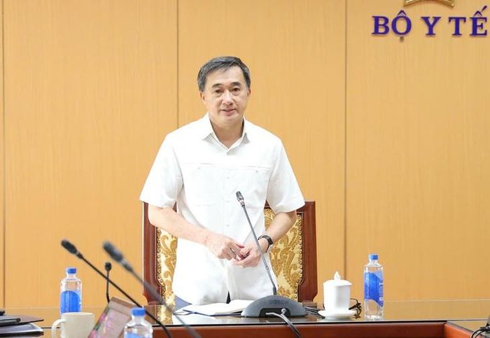 GS.TS Trần Văn Thuấn, Thứ trưởng Bộ Y tế, Chủ tịch Hội đồng Y khoa Quốc gia chủ trì cuộc họp nghe báo cáo tiến độ cấp phép hoạt động Bệnh viện Việt Đức cơ sở Ninh Bình.