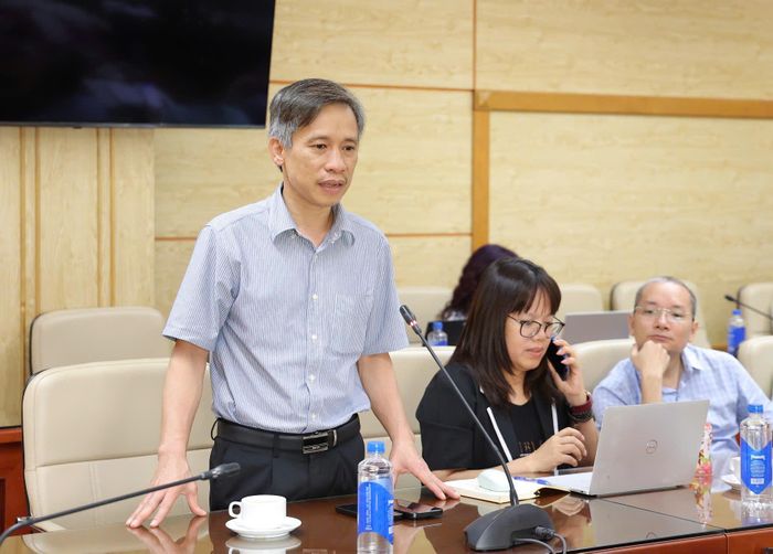 PGS.TS Nguyễn Mạnh Khánh - Phó Giám đốc Bệnh viện Hữu nghị Việt Đức báo cáo tại cuộc họp.