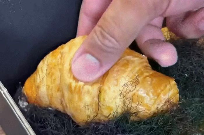 Bánh sừng bò kẹp tóc.