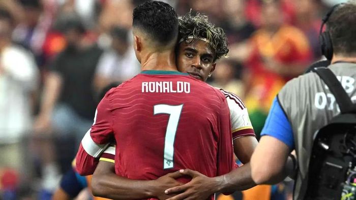Khoảnh khắc Ronaldo ôm lấy đàn em Lamine Yamal, cũng là cầu thủ sáng giá thuộc tuyển Tây Ban Nha.