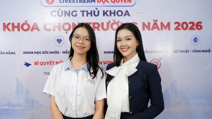  MC Mỹ Vân (phải) và bạn Nguyễn Lê Yến Nhi (trái) là Thủ khoa toàn quốc khối B00 với điểm số 30/30, cựu học sinh Trường TH-THCS-THPT Lê Thánh Tông TP.HCM. 