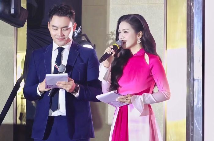 Để trở thành một MC song ngữ đa-zi-năng, Mỹ Vân cho biết những kỹ năng phục vụ công việc không chỉ đến từ sân khấu mà còn được tích lũy từ quá trình học tập.