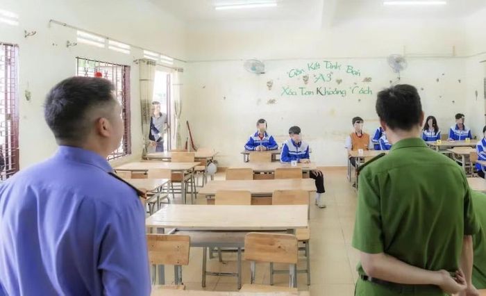 Lực lượng chức năng làm việc với các học sinh liên quan vụ việc.