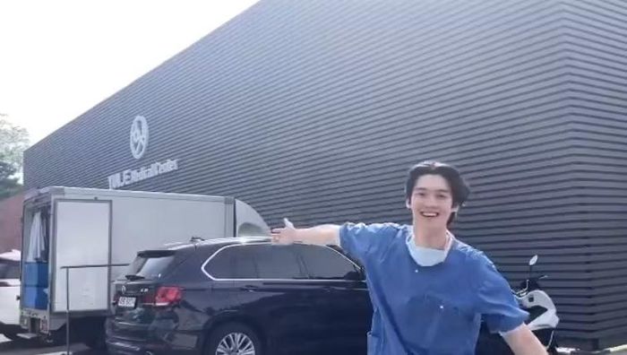 Kim Yoon Sik từng khoe hình hậu trường ở Bệnh viện Yulje trên trang cá nhân.