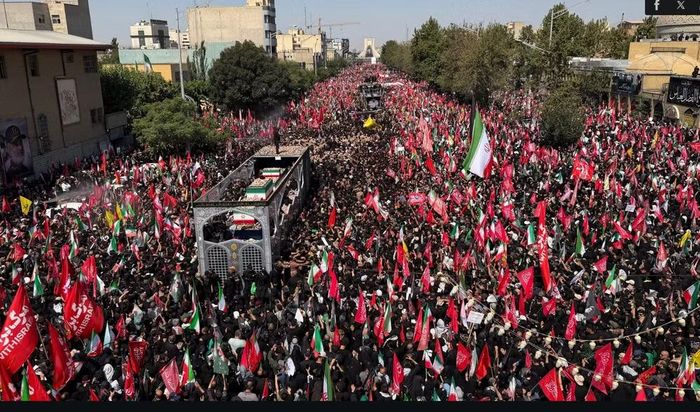 Bên cạnh quan tài của ông Ali Khamenei là linh cữu các thành viên trong gia đình đã thiệt mạng trong cuộc không kích ngày 28/2 do Mỹ và Israel thực hiện.