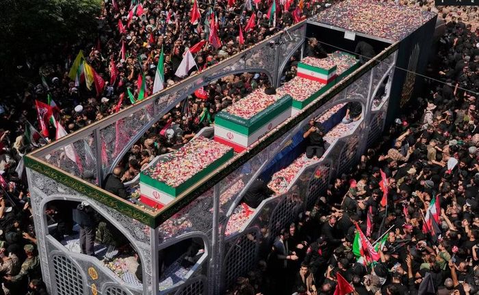Nhiều người cũng mang theo hình ảnh ông Mojtaba Khamenei, con trai của cố lãnh tụ Ali Khamenei.