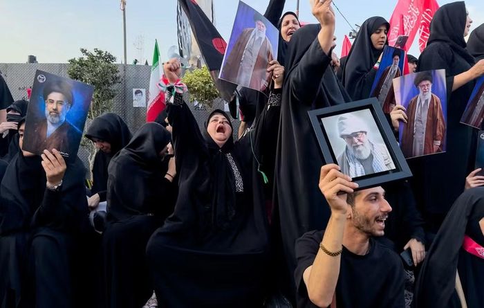 Sau cuộc diễu hành quy mô lớn tại trung tâm Tehran, tối 6/7, linh cữu cố lãnh tụ Ali Khamenei được đưa tới thành phố thánh địa Qom để tiếp tục các nghi lễ trong ngày 7/7.