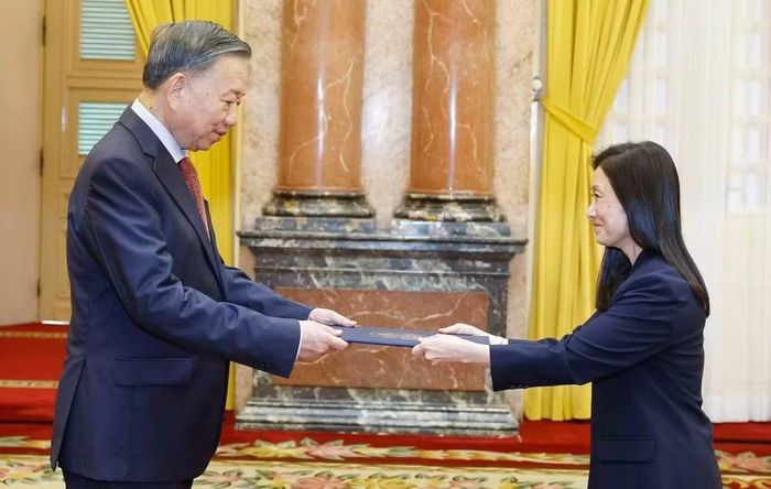 Tại buổi tiếp, Tổng Bí thư, Chủ tịch nước chúc mừng bà Jennifer Wicks được bổ nhiệm làm Đại sứ Mỹ tại Việt Nam và bày tỏ tin tưởng bà sẽ có một nhiệm kỳ thành công, góp phần củng cố lòng tin, tăng cường hiểu biết lẫn nhau và tiếp tục thúc đẩy quan hệ Việt Nam - Mỹ phát triển.