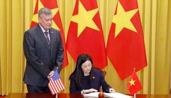 Đồng thời nhấn mạnh mong muốn hai nước tiếp tục triển khai hiệu quả khuôn khổ Đối tác Chiến lược Toàn diện vì hòa bình, hợp tác và phát triển bền vững trên cơ sở tôn trọng độc lập, chủ quyền, toàn vẹn lãnh thổ, thể chế chính trị của nhau, bình đẳng và cùng có lợi.