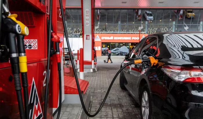 Nga đang tăng mạnh nhập khẩu xăng từ Belarus để ổn định nguồn cung trong nước, sau khi hàng loạt cuộc tập kích bằng máy bay không người lái (UAV) của Ukraine nhằm vào hạ tầng dầu khí và các nhà máy lọc dầu gây ảnh hưởng đến thị trường nhiên liệu.