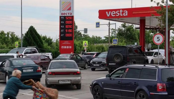 Ngoài Belarus, Nga cũng được cho là bắt đầu nhập khẩu xăng từ Ấn Độ và đang đàm phán với Kazakhstan nhằm bổ sung nguồn cung.