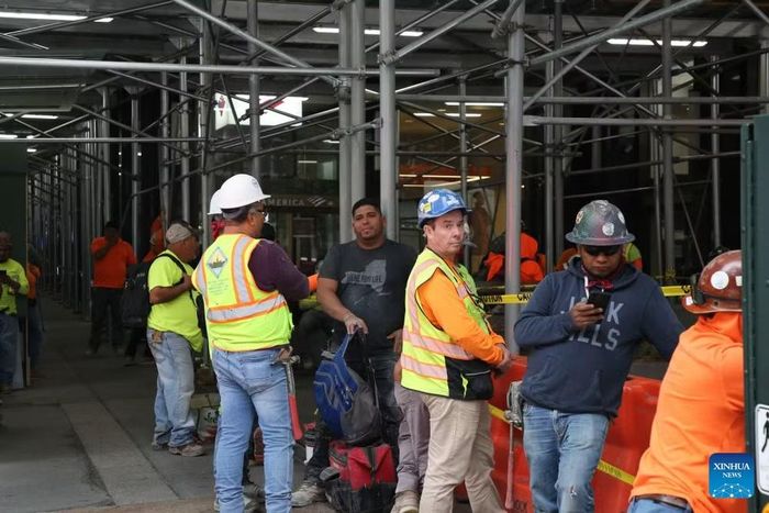 Nhà chức trách xác định không có người bị thương và toàn bộ công nhân làm việc tại công trình đều đã an toàn