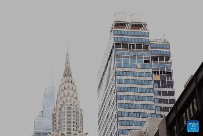 Các quan chức thuộc Sở Cứu hỏa New York cho biết họ đã nhận được báo cáo vào sáng 7-7 về việc gạch rơi xuống đường. Hai cột chống đỡ trong tòa nhà bị cong vênh và một số tầng trên bị sụt lún