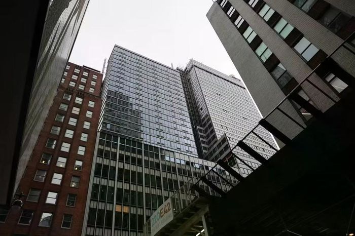 Thị trưởng New York Zohran Mamdani cho biết 2 cột kết cấu đã bị biến dạng, đồng thời xuất hiện nhiều vết nứt và hiện tượng sàn bị võng. Ngay khi có mặt tại hiện trường, lực lượng chức năng còn ghi nhận thêm một trong các cột bị hư hại tiếp tục dịch chuyển