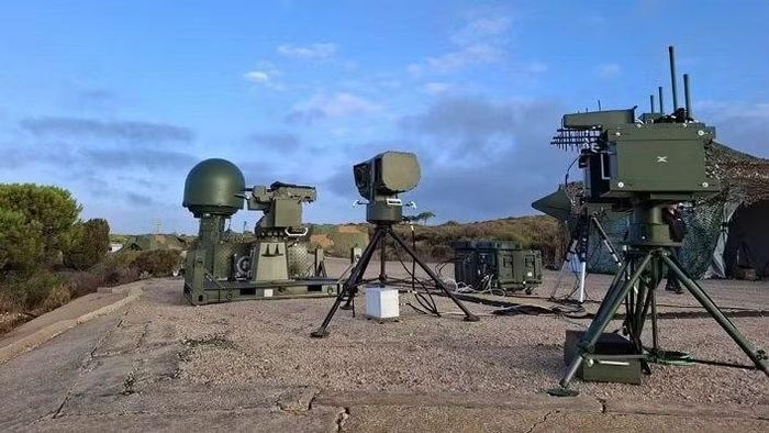 Sĩ quan Alkhimik nói thêm, hệ thống này có khả năng làm chệch hướng tên lửa Kh-47M2 Kinzhal hoặc khiến chúng bị phá hủy giữa không trung: "Hầu hết trong số 61 tên lửa đều bị phá hủy dưới tác động của tác chiến điện tử".