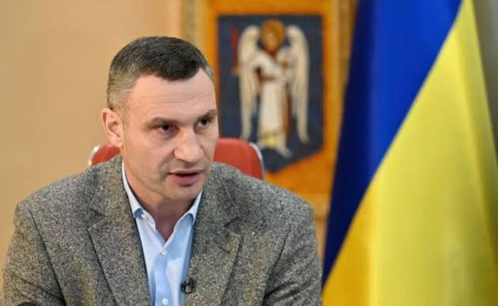 Thị trưởng Kiev, ông Vitali Klitschko, thông báo Nga đang tập kích thủ đô bằng tên lửa đạn đạo và kêu gọi người dân ở yên trong các hầm trú ẩn.