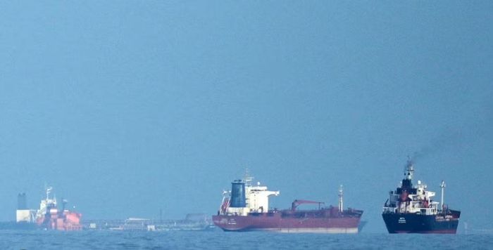 Ngoài chiến dịch quân sự, Washington cũng tái áp đặt các biện pháp trừng phạt nhằm vào hoạt động xuất khẩu dầu mỏ của Iran.