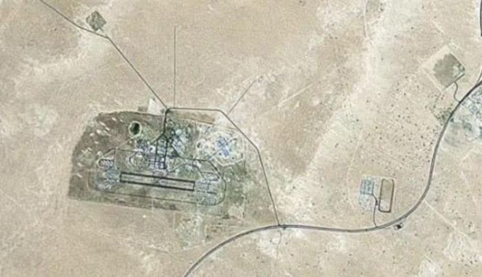 Căn cứ nằm ở miền trung Kuwait, cách biên giới Iraq khoảng 60 km. Theo IRGC, đây là một trong những mục tiêu quan trọng của chiến dịch đáp trả.