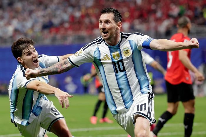 Lionel Messi ăn mừng bàn thắng trong trận đấu với Ai Cập. Nguồn: Reuters.