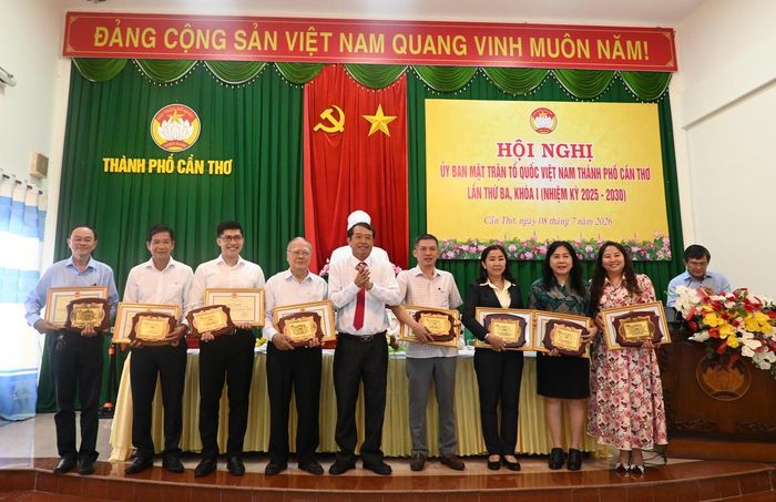 Ông Nguyễn Văn Khởi - Phó Chủ tịch UBND TP Cần Thơ trao Bằng khen của Chủ tịch UBND TP Cần Thơ cho các tập thể có thành tích tiêu biểu trong công tác cứu trợ, vận động, ủng hộ, quyên góp khẩn cấp về tài chính, lương thực, thực phẩm và các nhu yếu phẩm cho người dân trực tiếp bị ảnh hưởng thiên tai năm 2025. Ảnh Hồng Thắm