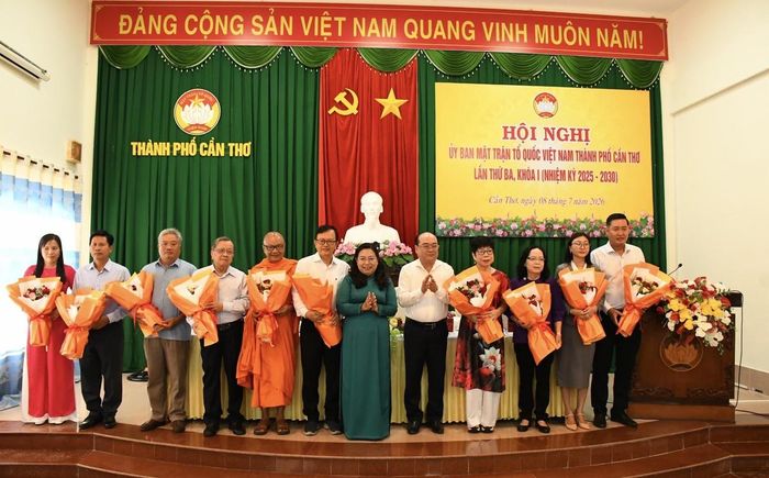 Bà Hồ Thị Cẩm Đào, Chủ tịch Ủy ban MTTQ Việt Nam TP Cần Thơ và ông Trần Văn Chính, Phó Chủ tịch Thường trực Ủy ban MTTQ Việt Nam TP Cần Thơ tặng hoa chúc mừng các tân Ủy viên Ủy ban MTTQ Việt Nam TP khóa I, nhiệm kỳ 2025-2030. Ảnh HT