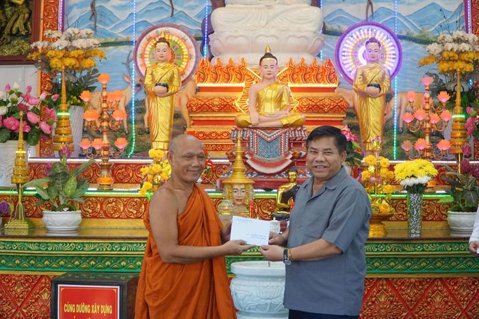 Thứ trưởng Bộ Dân tộc và Tôn giáo Y Thông trao quà tới Hòa thượng Thạch Hà trong dịp Tết chôl Chnăm Thmây năm 2026. Ảnh CTV