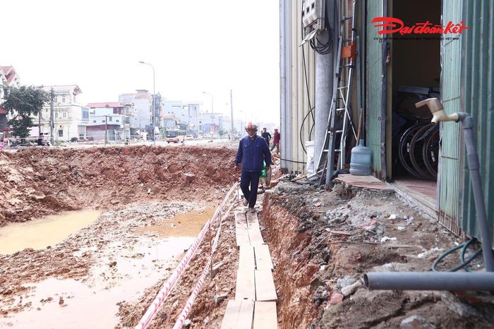 Đối với các vị trí thi công sát nhà dân, ông Chính cho hay, đơn vị đã chủ động trao đổi, tuyên truyền để người dân nắm được kế hoạch thi công và chia sẻ những bất tiện trong thời gian dự án triển khai. Do đặc điểm nền đất tại khu vực này, sau khi đào vẫn có nguy cơ sạt lở cục bộ nên đơn vị thường xuyên kiểm tra, gia cố và bổ sung các biện pháp bảo đảm an toàn.