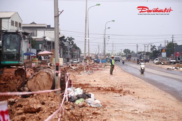 Đồng thời, nhà thầu cũng bố trí lực lượng hướng dẫn, phân luồng giao thông tại những điểm có máy móc hoạt động.