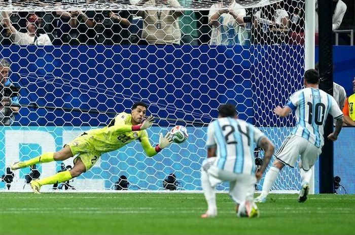 Cú sút phạt đền của Messi bị thủ thành Mohamed El Shobeir cản phá. Ảnh: Alamy.