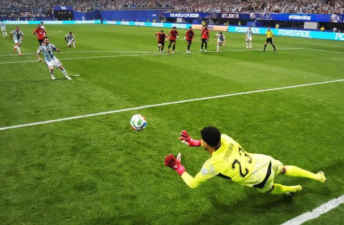  Messi đá hỏng phạt đền trước thủ môn Mostafa Shobeir của Ai Cập. Ảnh: Reuters. 